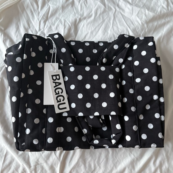 BAGGU Handbags - BAGGU x urban outfitters small carryon polkadot bag